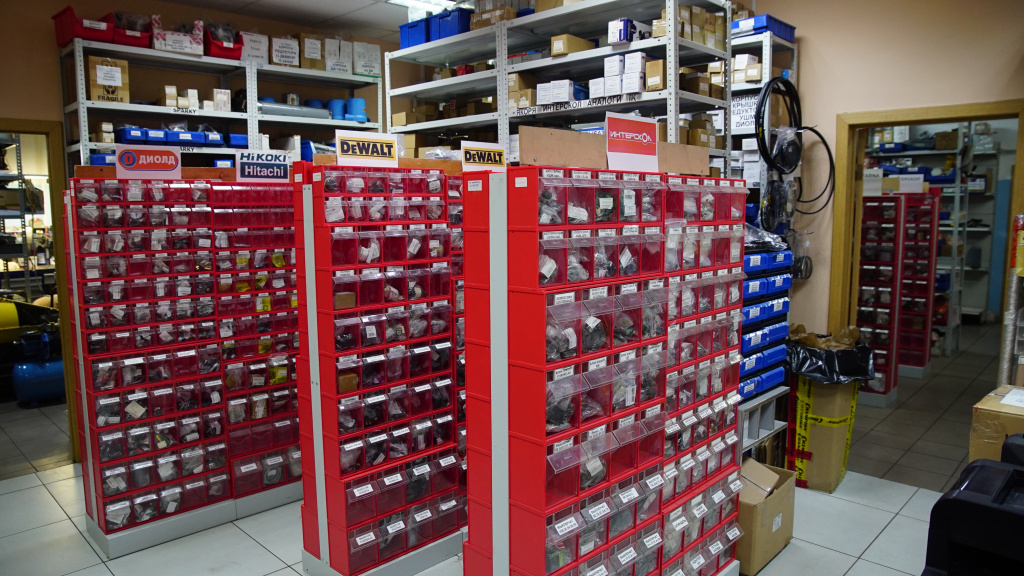 Витрины склада запчастей